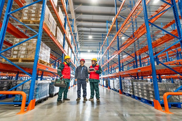 電力人員開展企業復工服務。國網重慶永川供電公司供圖