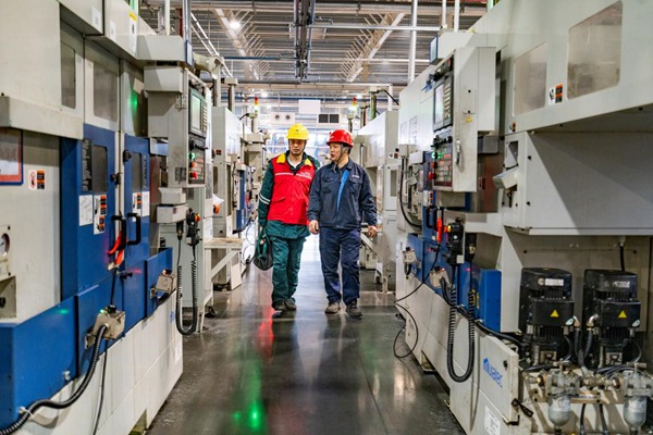 電力人員了解企業用電需求。國網重慶永川供電公司供圖