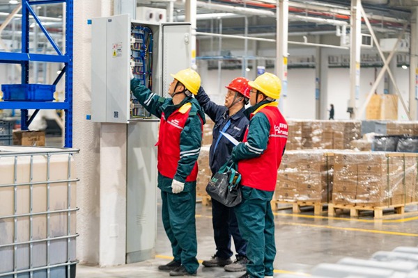 電力人員了解企業用電需求。國網重慶永川供電公司供圖