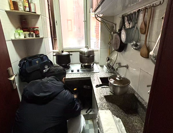 工作人員上門檢查燃氣安全。重慶燃氣集團供圖