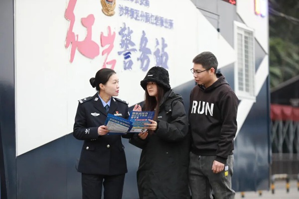 民警热心服务群众。受访单位供图