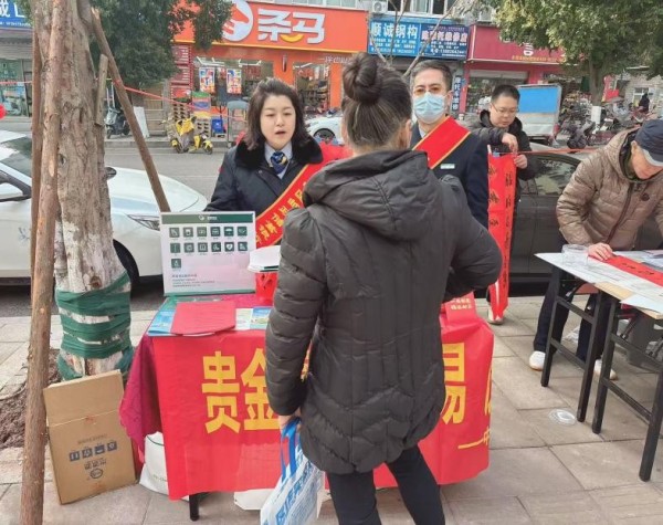 邮储银行大渡口支行将服务延伸至新春游园主题活动。邮储银行重庆分行供图