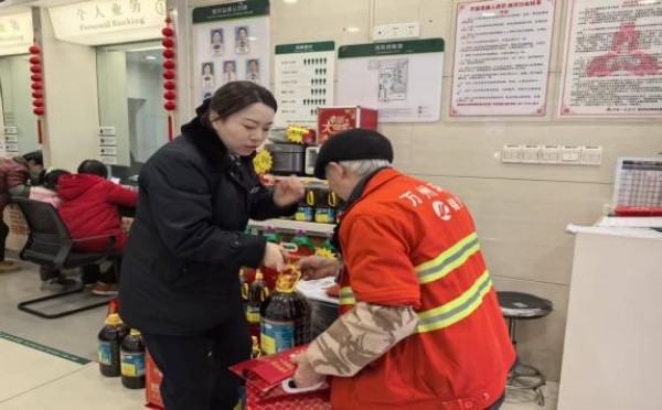 邮储银行万州分行送上“新春加油包”。邮储银行重庆分行供图