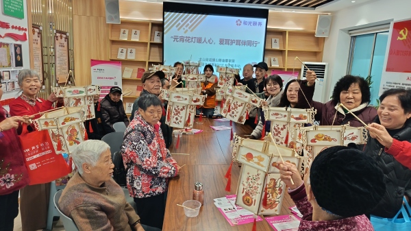 手工制燈環節。龍山街道供圖