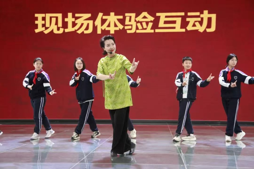 周利带领青少年体验京剧。受访者供图