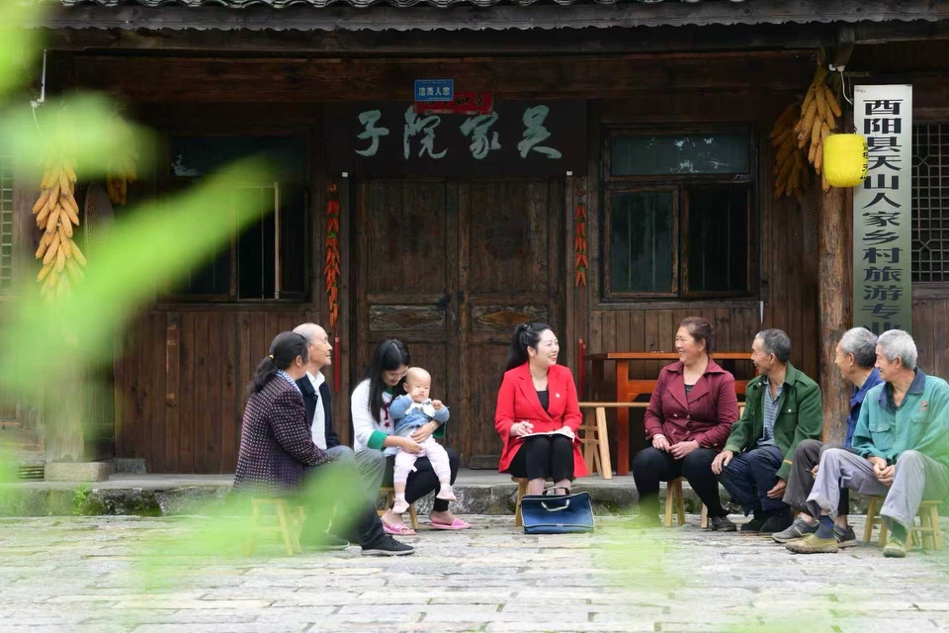 冉慧走村串户开展调研。受访者供图
