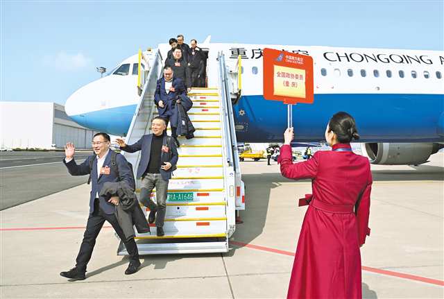 3月3日，出席全國政協十四屆四次會議的住渝全國政協委員抵京。通訊員 秦杰 攝/視覺重慶