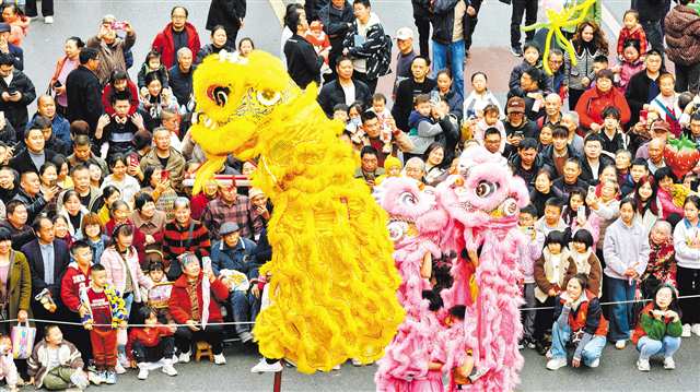 3月3日，万盛经开区万盛大道，精彩的非遗民俗表演吸引了众多市民游客（无人机照片）。通讯员 王泸州 摄/视觉重庆