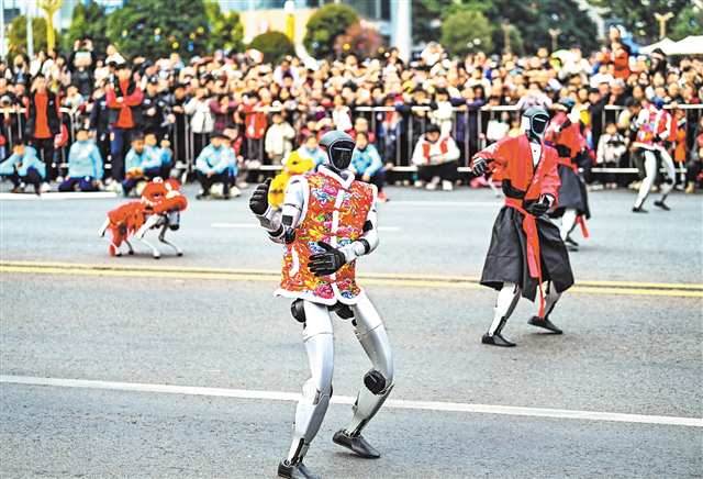 3月3日，铜梁区明月广场附近街道，机器人在元宵节巡游中表演舞蹈。记者 郑宇 摄/视觉重庆