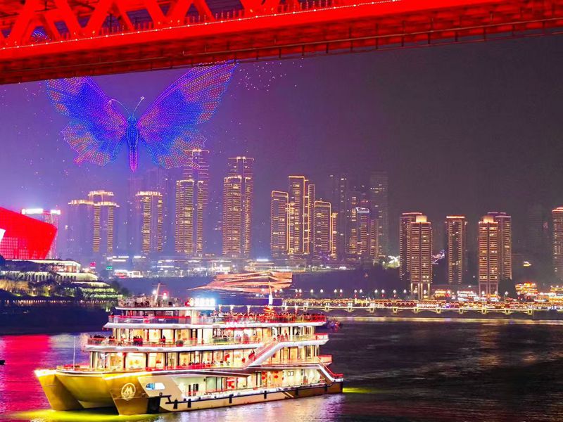 夜幕下的兩江游游船。渝中區交通運輸委供圖