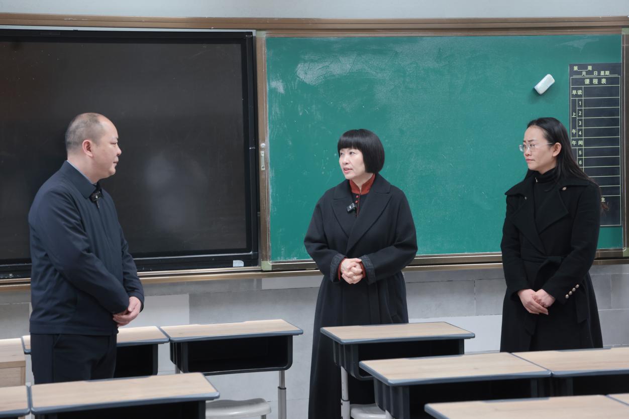 刘希娅（中）在重庆市九龙坡区杨家坪小学调研中。受访者供图