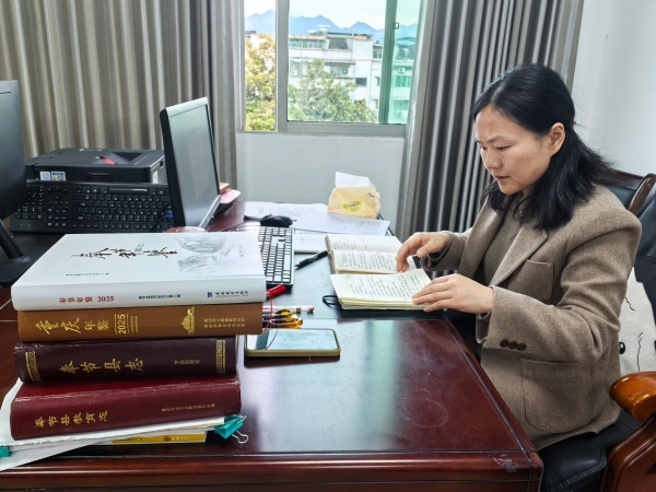 工作中的梁国春。奉节县融媒体中心供图