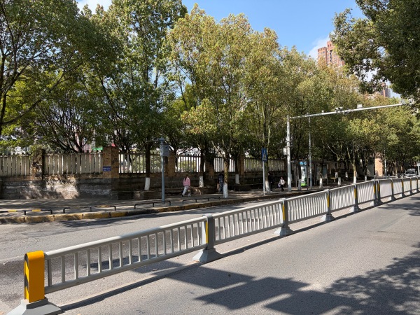 桃源小学周边增加中央隔离护栏路段。长寿区城市管理局供图