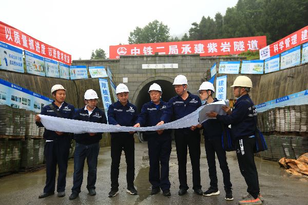 彭祥华（中）和同事研究施工图纸。受访者供图