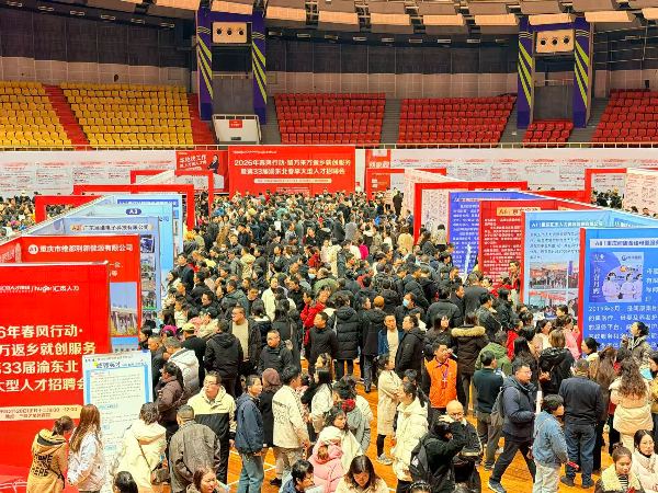 求职者寻找心仪岗位。万州区委宣传部供图