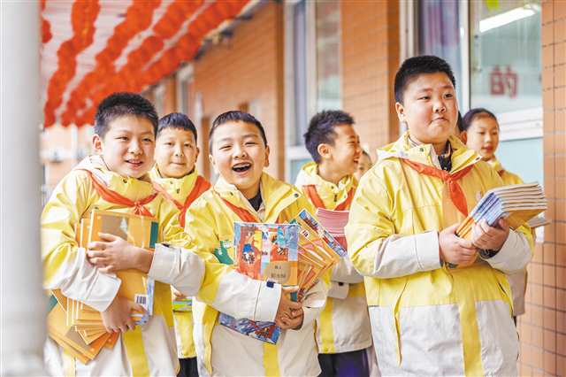 3月4日，北碚區朝陽小學，學生們在領取新書。記者 李雨恆 攝/視覺重慶