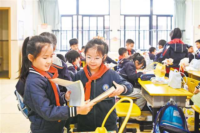 3月4日，重慶華師中旭學校，同學們相互交換圖書。記者 齊嵐森 攝/視覺重慶