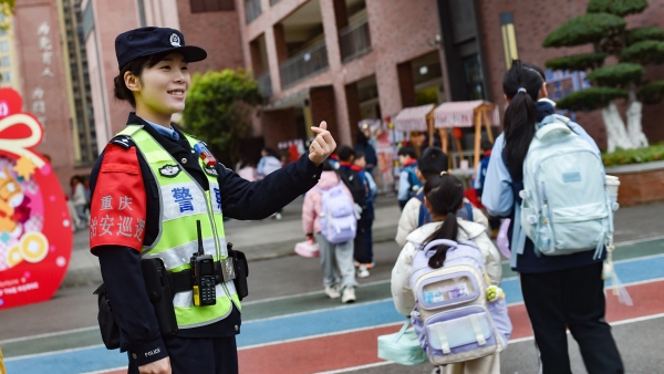 民警暖心守护校园开学季。南岸区公安分局供图