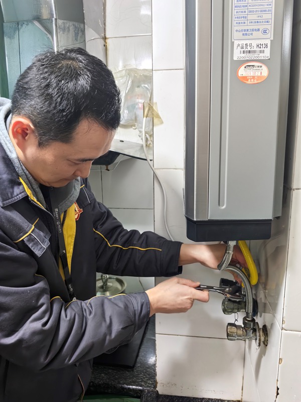 “紅岩燃小兵”為居民更換新的熱水器閥門。重慶燃氣集團供圖