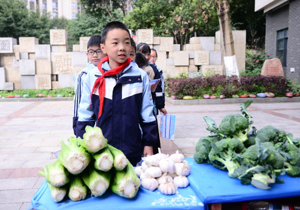 劳育课程——识蔬菜。学校供图