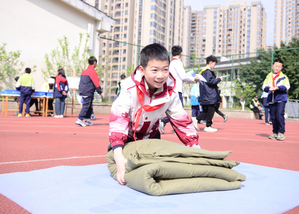 劳育课程——叠被子。学校供图