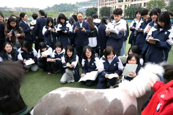 孩子们认真记录。重庆市南城巴川学校供图