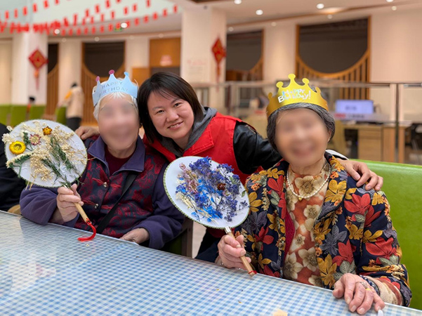 制作手工插花扇。保利重慶物業供圖