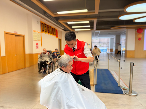 義剪服務。保利重慶物業供圖