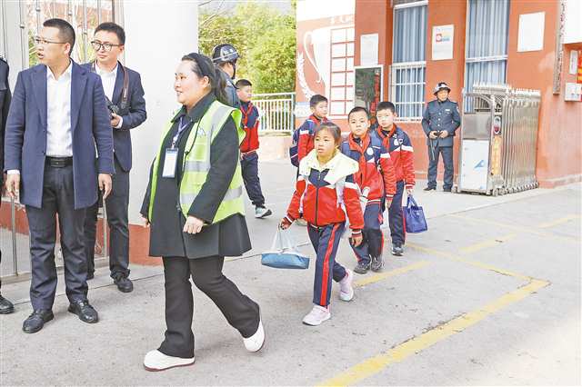 3月5日，巫山縣官渡小學，護學專員帶領學生前往乘車點。