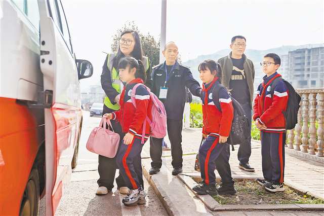3月5日，巫山縣官渡小學，護學專員送學生上車。本組圖片由記者尹詩語攝/視覺重慶