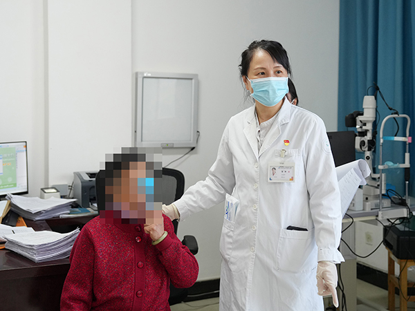 谢琳看诊现场。重医大附三院供图