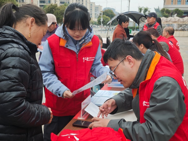 “水电气讯”现场联合开展业务咨询、宣传。重庆水务集团供图