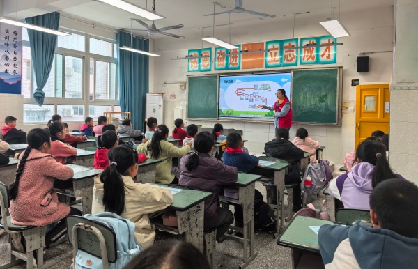 “水电气讯”红岩服务队进学校开展科普课堂。重庆水务集团供图
