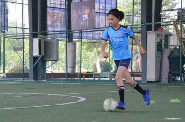 小學時期在訓練場上的鞠芷桐。劉鵬飛供圖