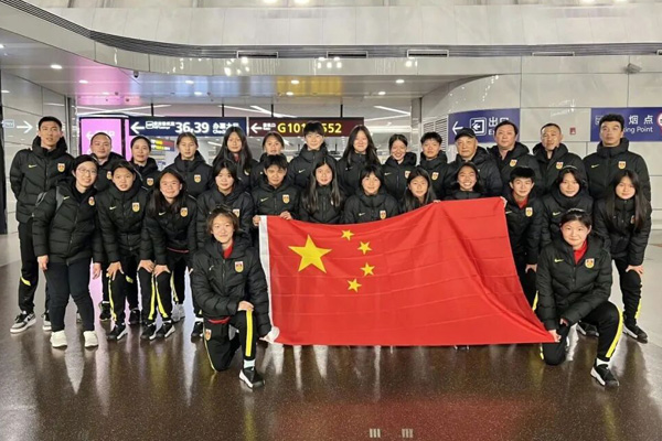 鞠芷桐隨隊前往土耳其參加歐足聯U-16女足國際邀請賽（后排左六）。 中國足球隊供圖