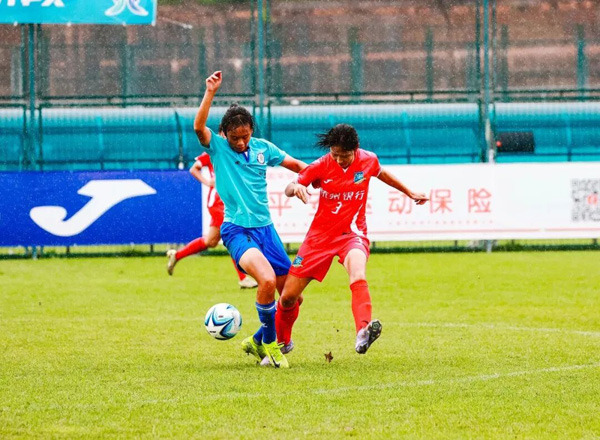 鞠芷桐在比賽中（藍色球服）。重慶足球供圖