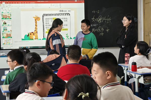 项目组为流动儿童带来人际沟通的生命教育课。学校供图