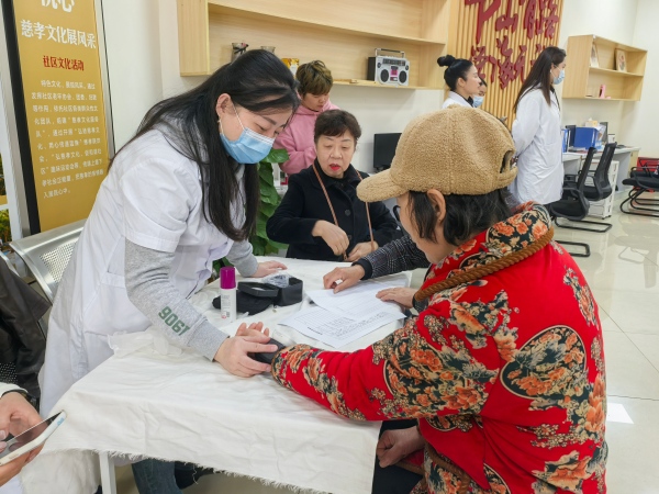 醫護志願者為居民測量血壓血糖。龍山街道供圖