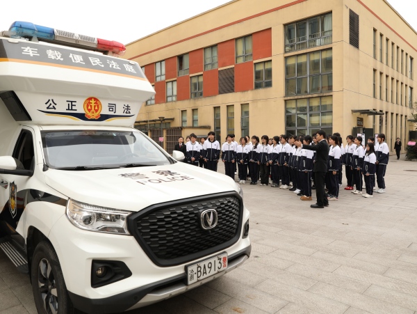 同學們參觀車載便民法庭。陳玉斌攝