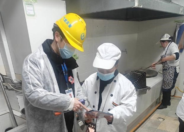 對轄區學校開展燃氣安全專項檢查。重慶燃氣集團供圖