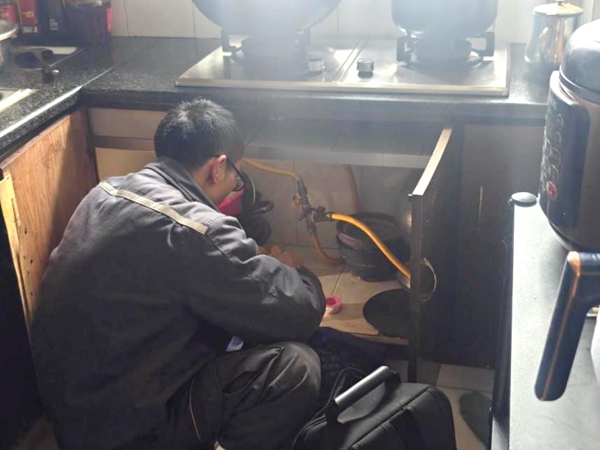 入户燃气安全“体检”,免费更换不锈钢软管。重庆燃气集团供图