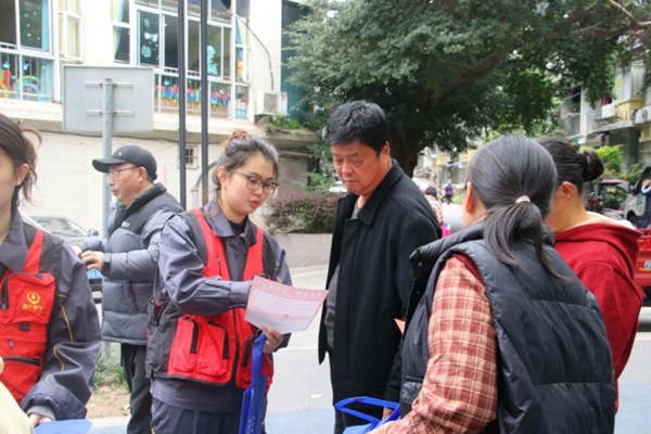 现场解答居民疑问。重庆燃气集团供图