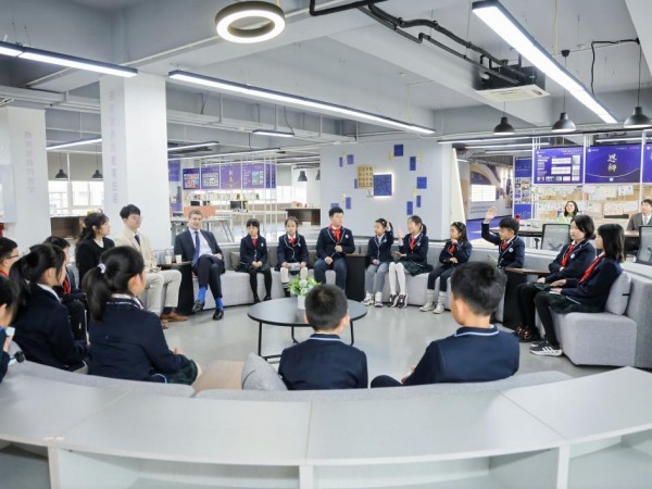 與學子進行圓桌交流。重慶啟誠巴蜀小學供圖
