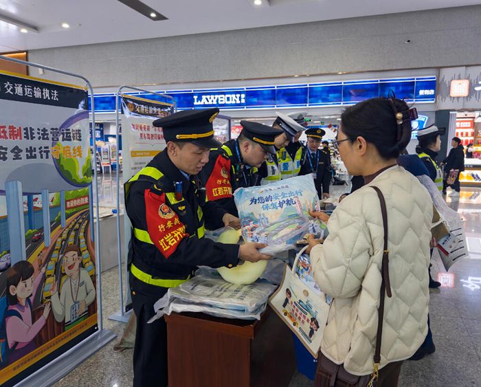 執法人員向旅客普及交通安全出行知識。受訪者供圖