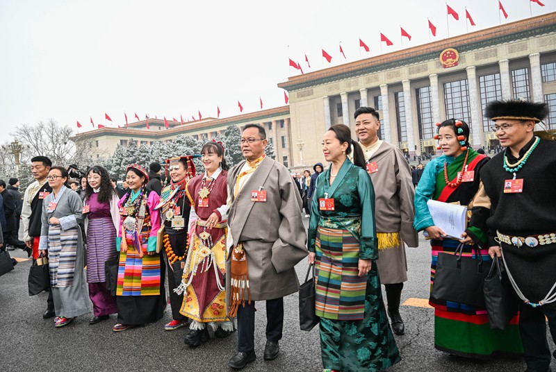 3月5日上午,十四屆全國人大四次會議在人民大會堂開幕。會后,代表們步出大會堂。記者 龍帆 攝