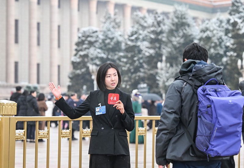 3月5日上午,十四屆全國人大四次會議在人民大會堂開幕。會前,本報特派記者周尤正在錄制視頻。記者 龍帆 攝