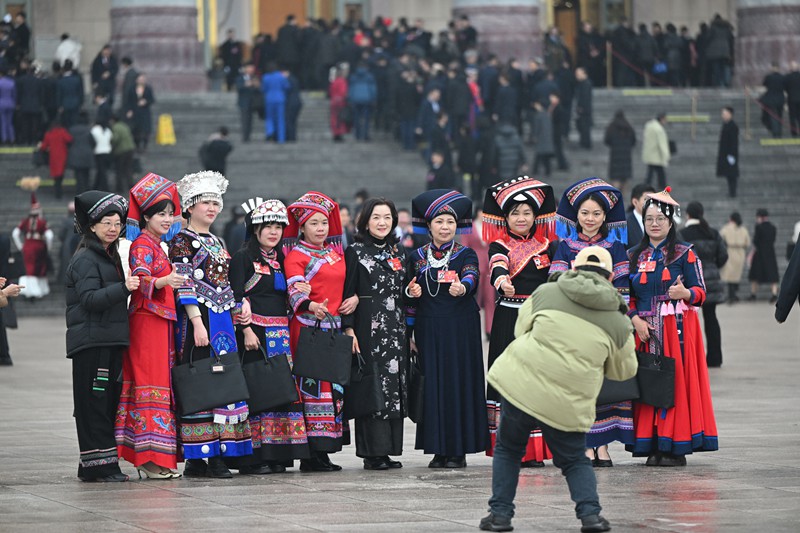 3月5日上午,十四屆全國人大四次會議在人民大會堂開幕。會前,媒體記者為女代表留影。記者 蘇思 攝