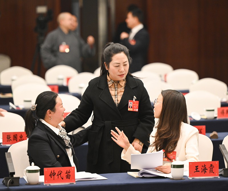 3月5日下午,十四屆全國人大四次會議重慶代表團舉行全體會議,全國人大代表張堯、冉慧、王海霞(從左到右)會議間隙就政府工作報告中涉及的扎實推進鄉村全面振興話題進行討論。記者 蘇思 攝