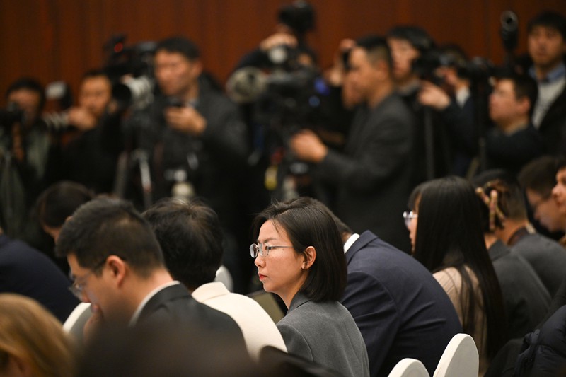 3月6日上午,十四屆全國人大四次會議重慶代表團舉行開放團組會議,本報特派記者周尤(圖中)在現場認真聽會。記者 蘇思 攝