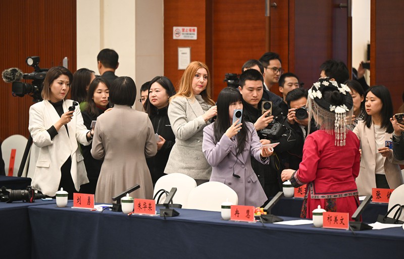 3月6日上午,十四屆全國人大四次會議重慶代表團舉行開放團組會議。會后,許多記者留在會場不願離開,繼續圍繞關注的話題採訪。記者 蘇思 攝